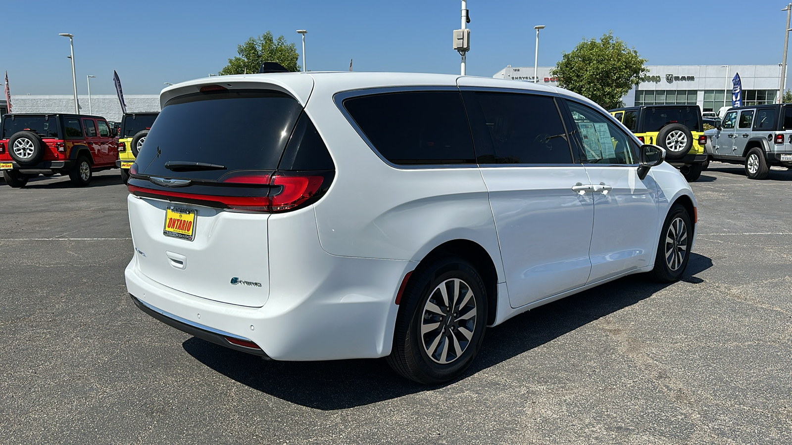 2023 Chrysler Pacifica Hybrid Touring L 4