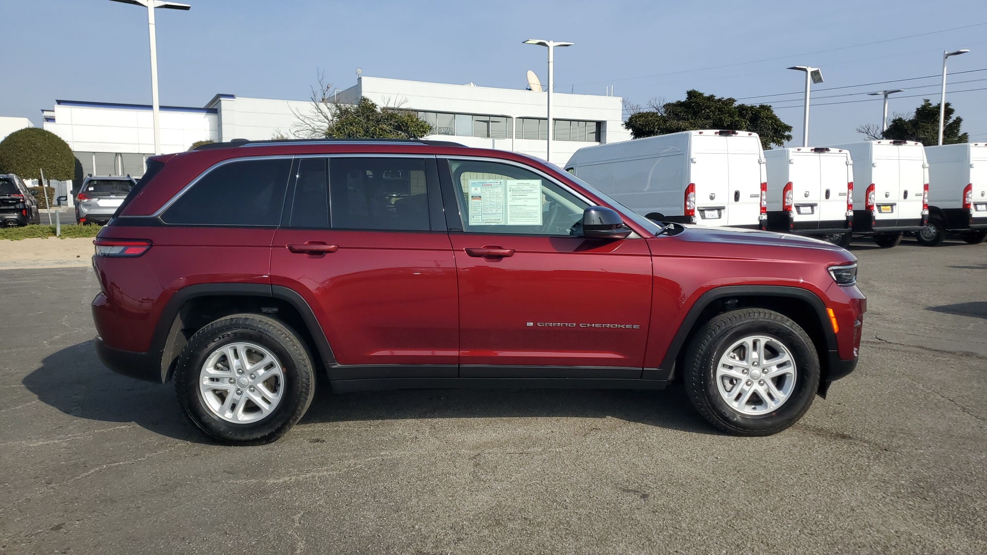 2023 Jeep Grand Cherokee Laredo 2