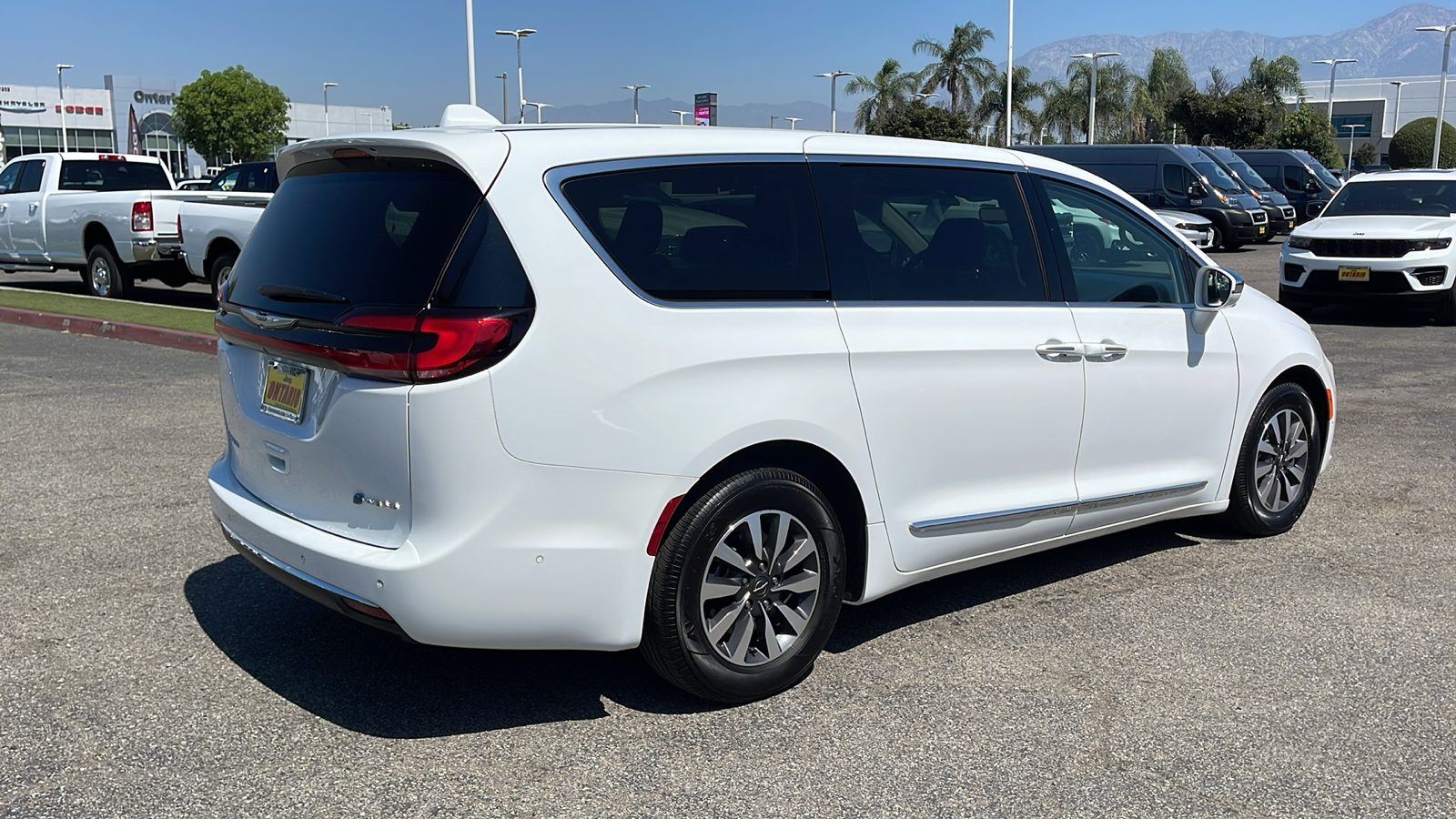 2022 Chrysler Pacifica Hybrid Limited 3