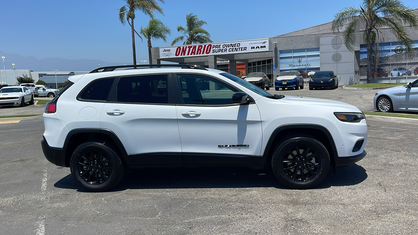 2023 Jeep Cherokee Altitude 2