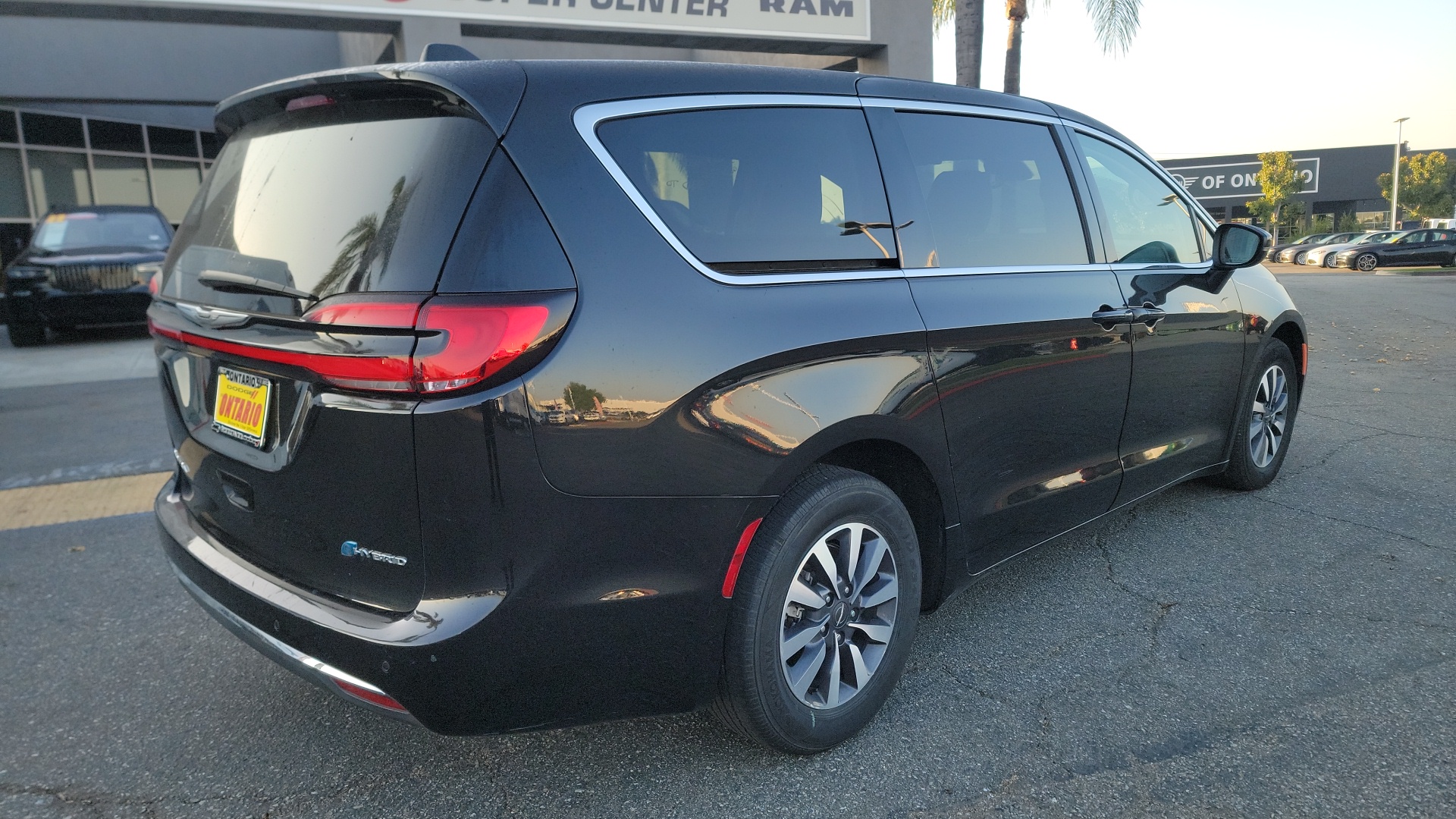 2023 Chrysler Pacifica Hybrid Touring L 2