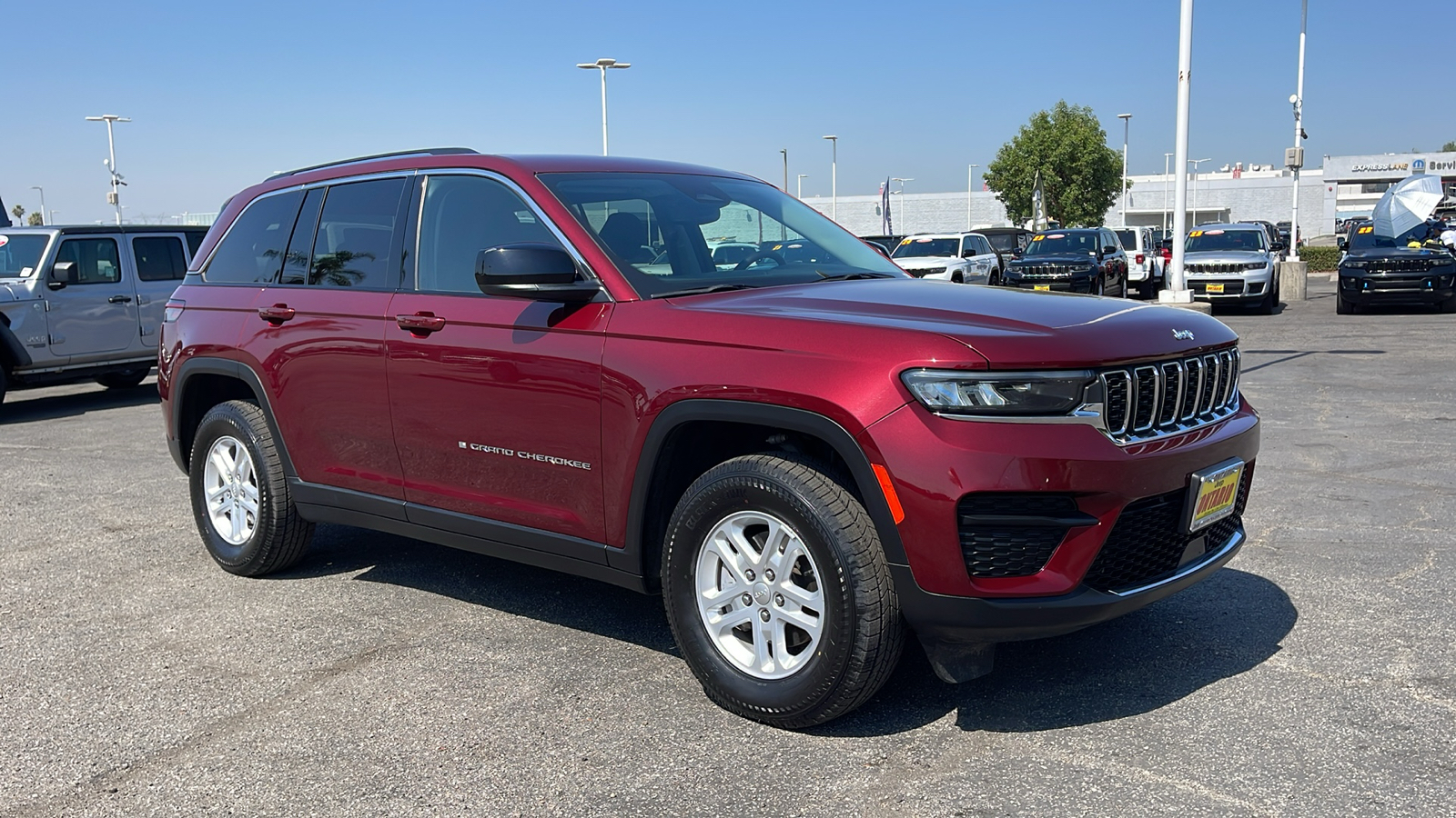 2023 Jeep Grand Cherokee Laredo 1