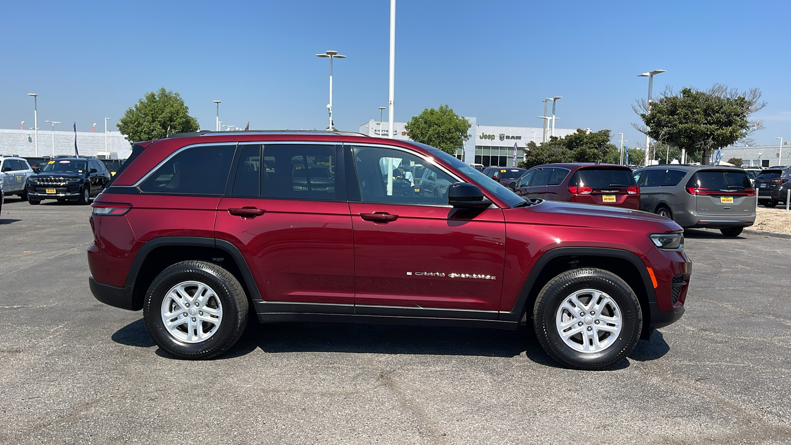 2023 Jeep Grand Cherokee Laredo 2