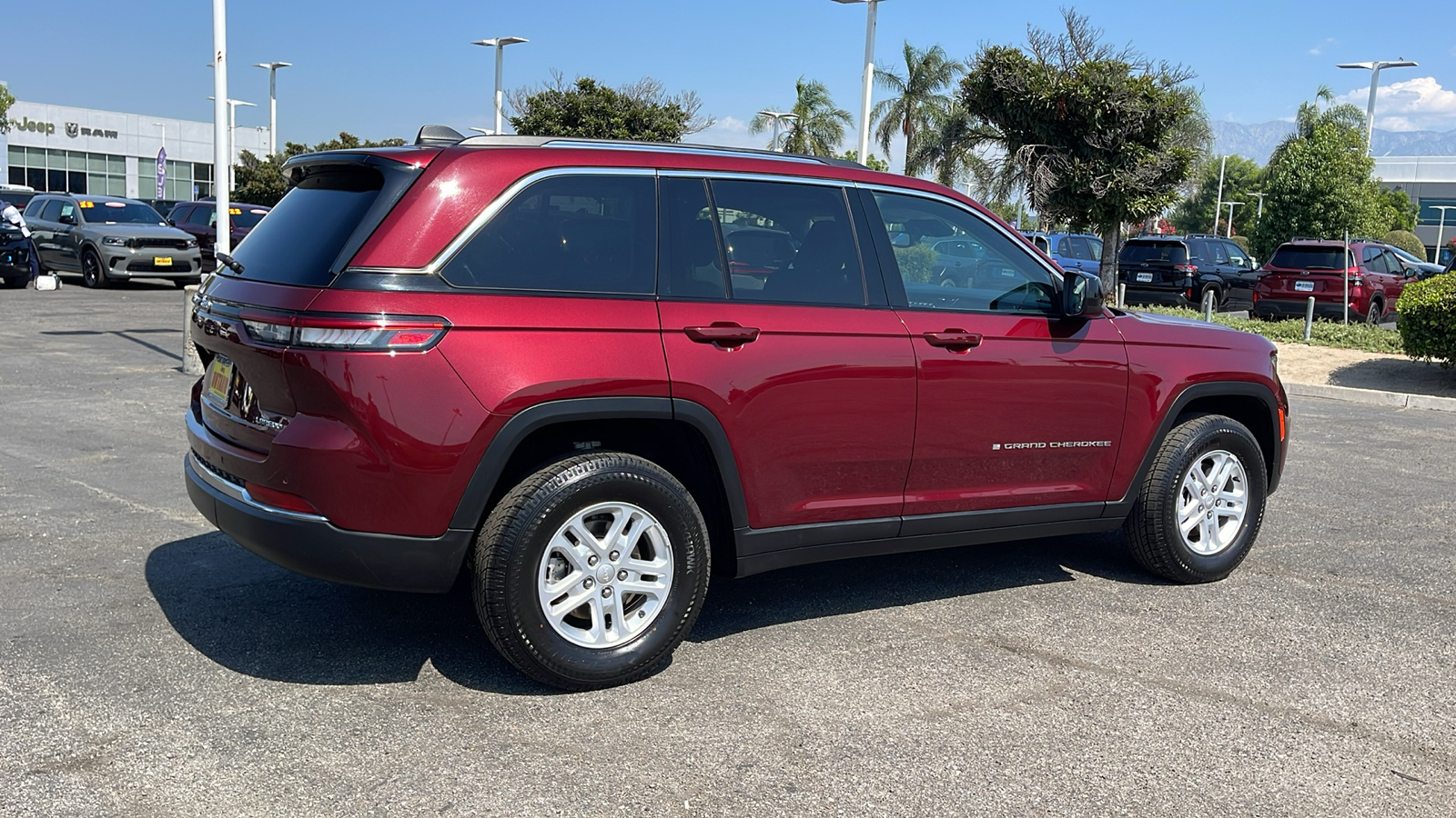 2023 Jeep Grand Cherokee Laredo 3