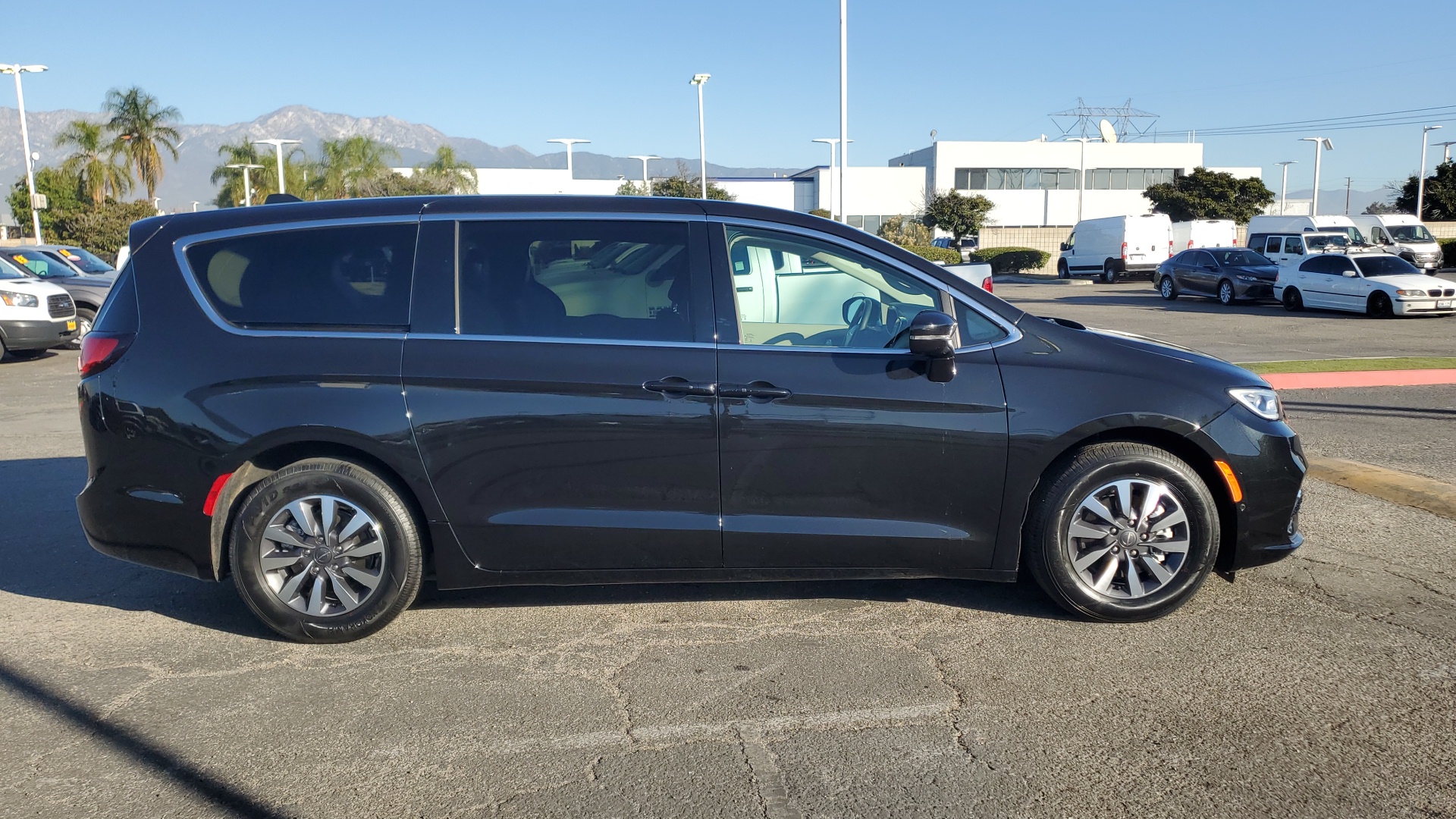 2022 Chrysler Pacifica Hybrid Touring L 2