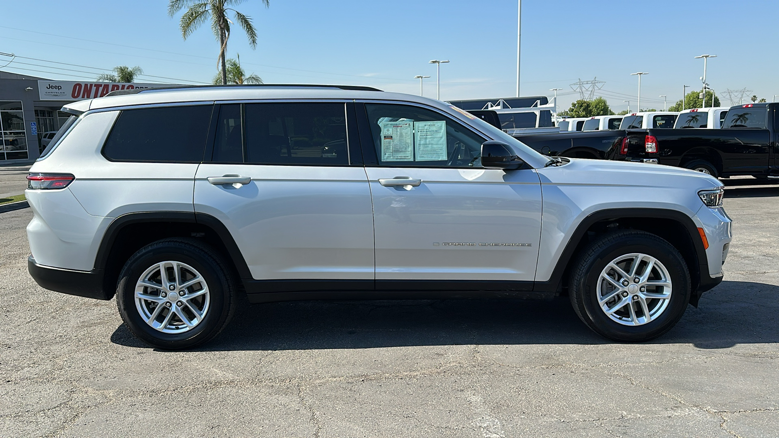 2023 Jeep Grand Cherokee L Laredo 3