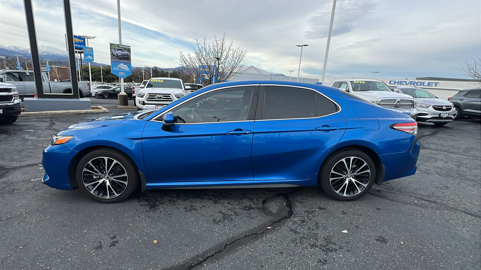 2019 Toyota Camry SE 3