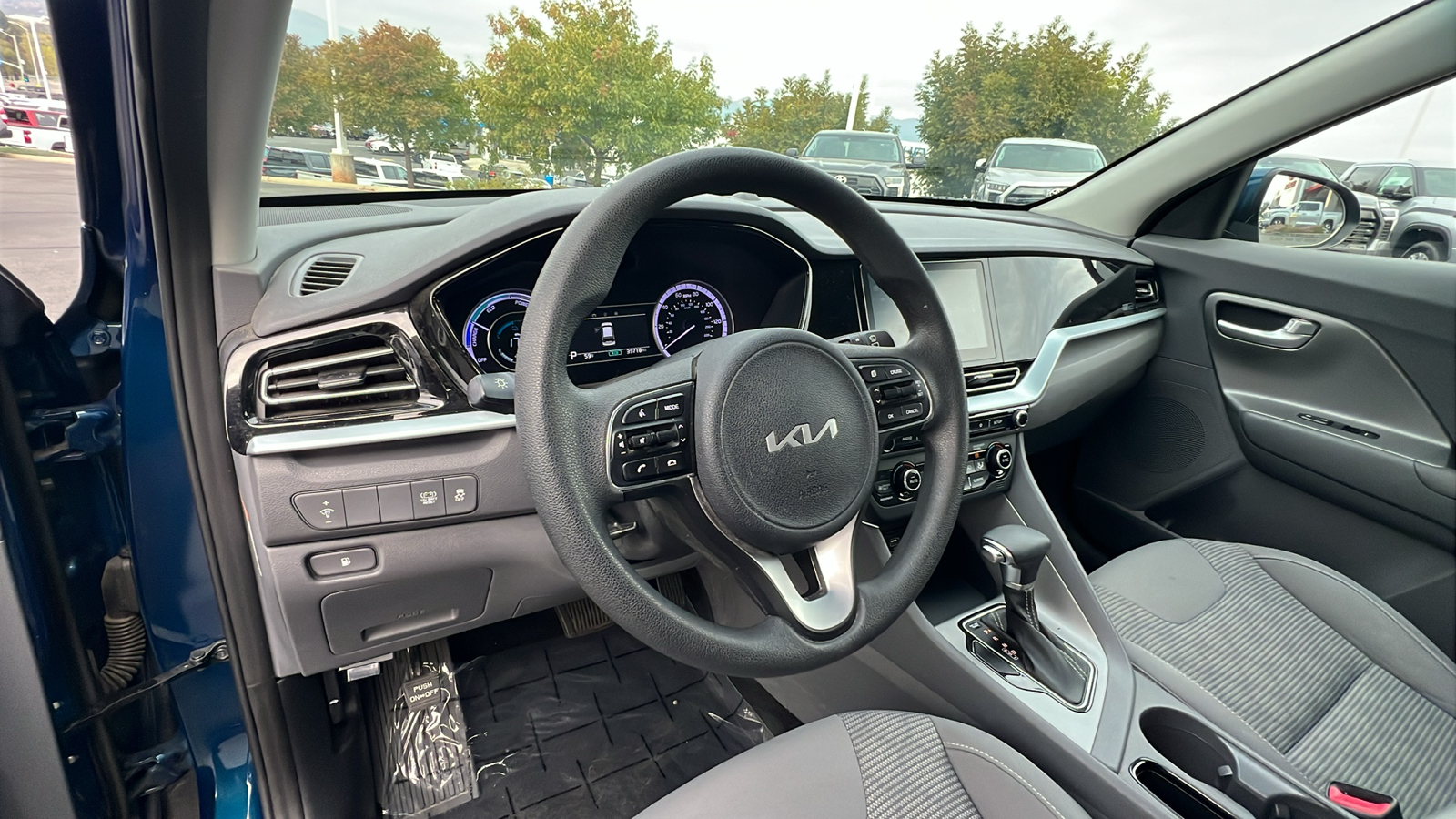 2022 Kia Niro LX 2