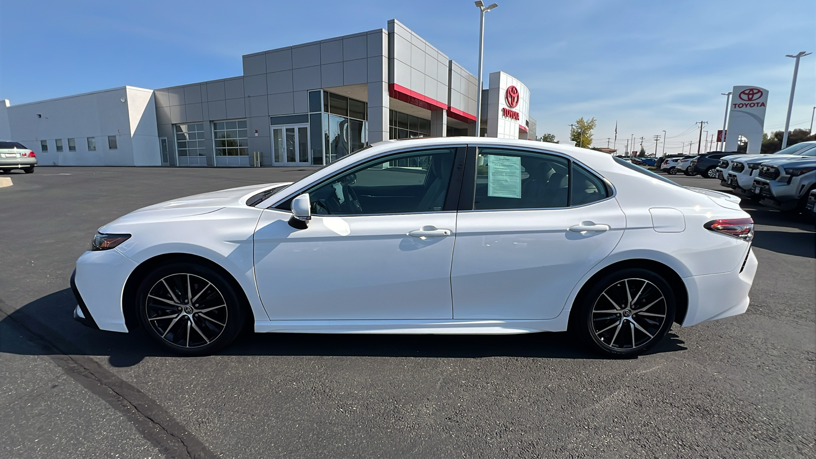 2022 Toyota Camry Hybrid SE 3