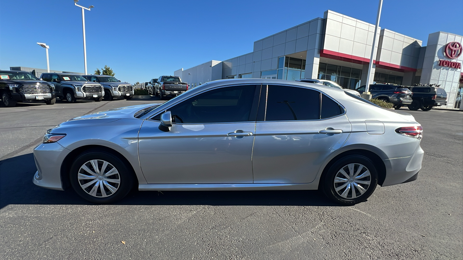 2022 Toyota Camry Hybrid LE 3