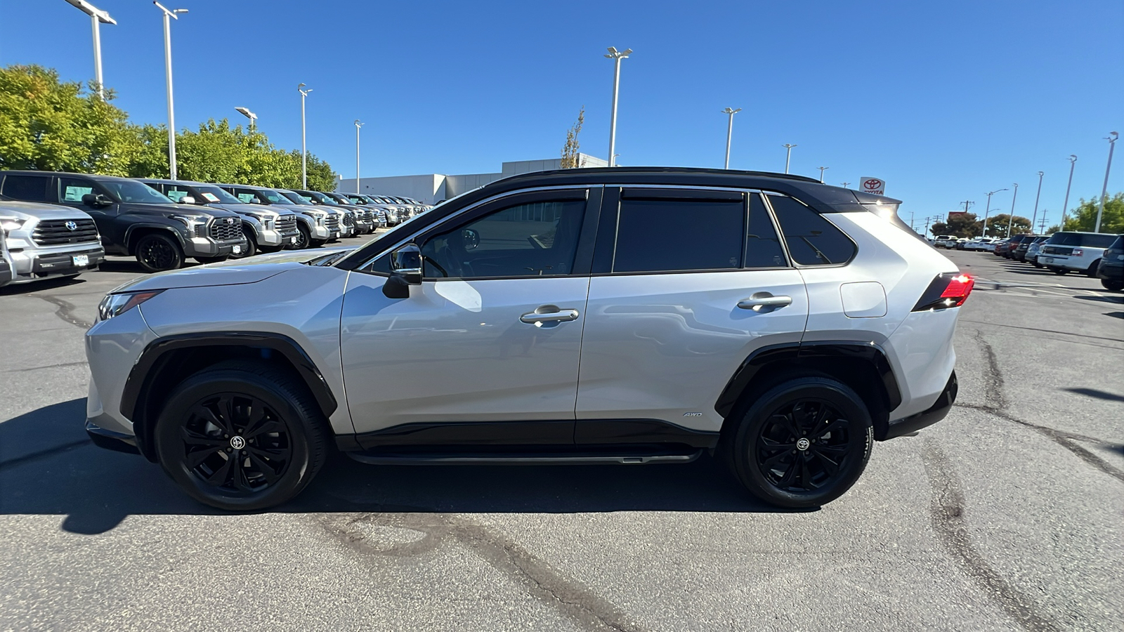 2023 Toyota RAV4 Hybrid XSE 3