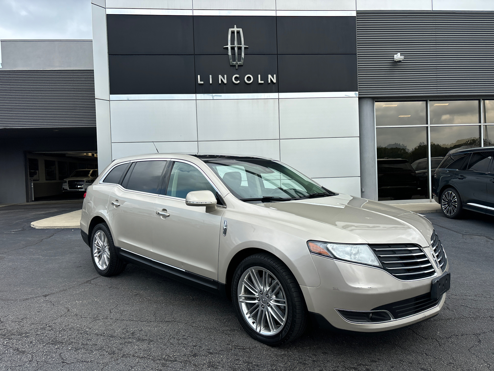 2017 Lincoln MKT Elite 1