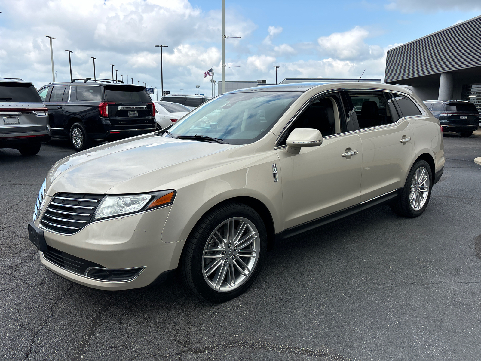 2017 Lincoln MKT Elite 3