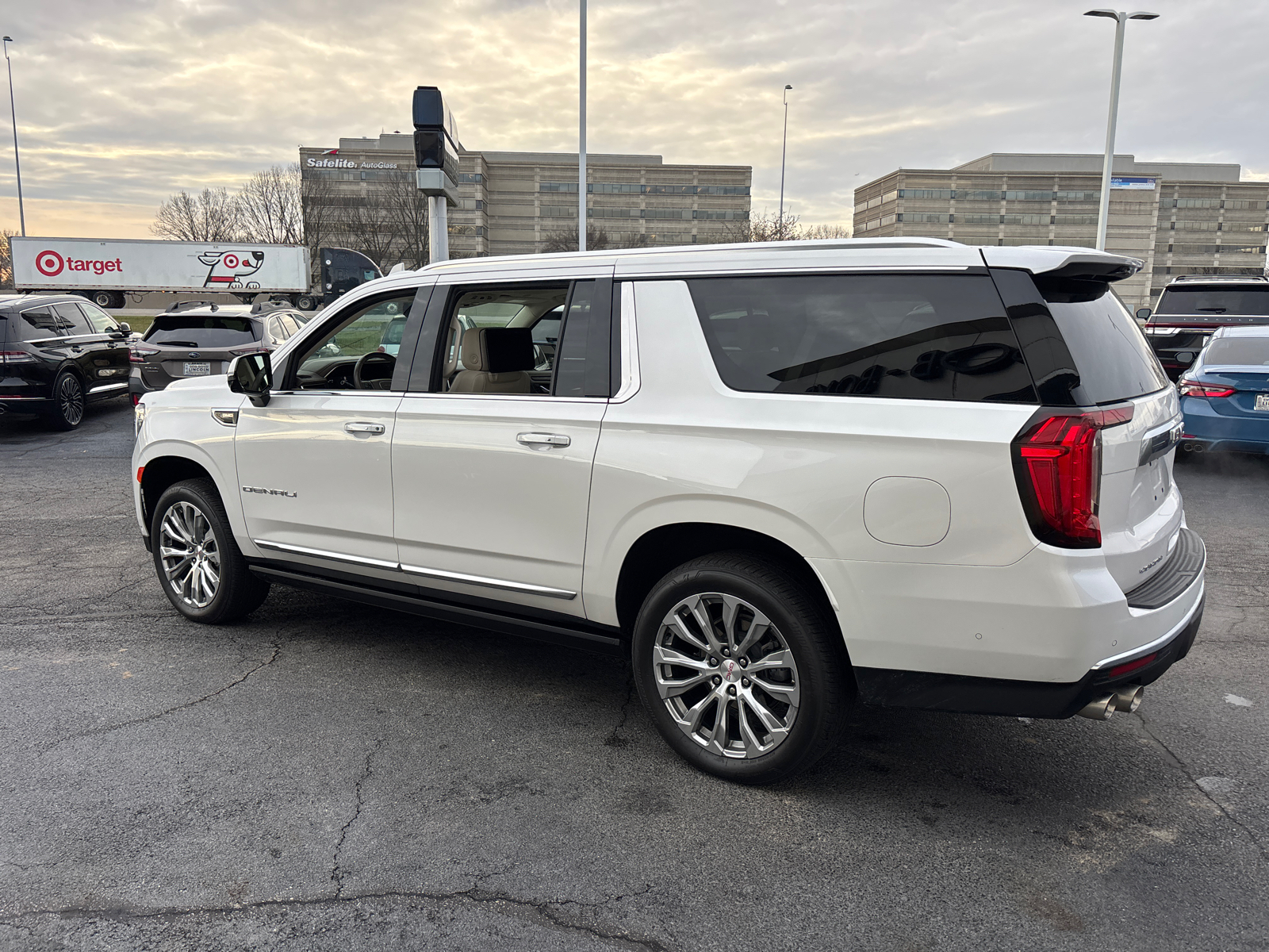 2023 GMC Yukon XL Denali 5