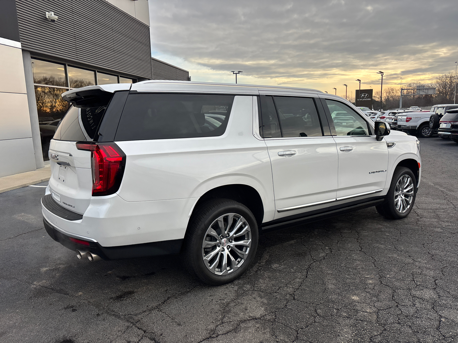 2023 GMC Yukon XL Denali 7