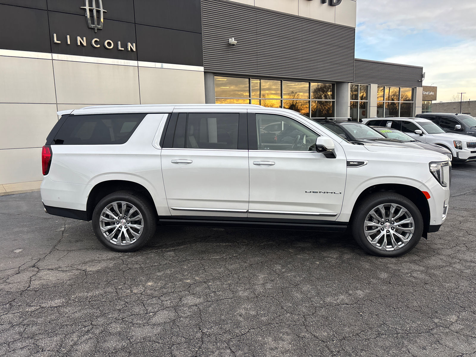 2023 GMC Yukon XL Denali 8