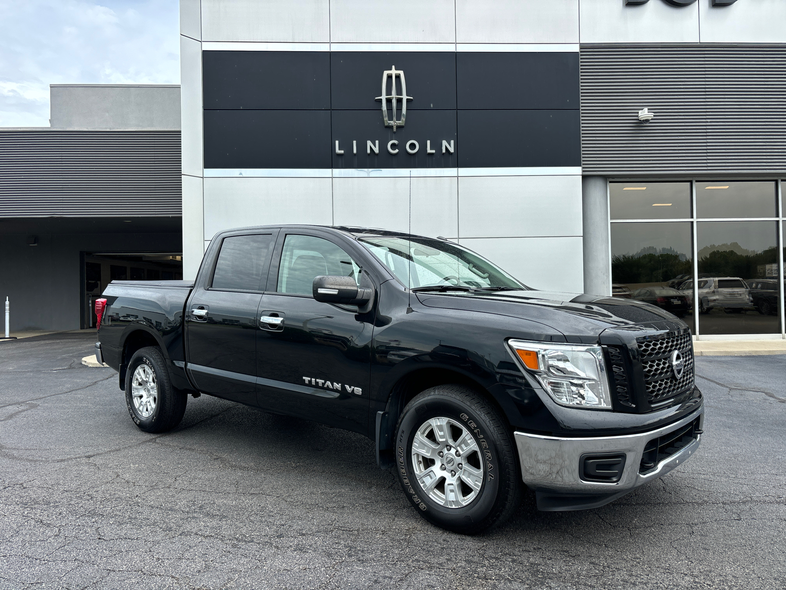 2019 Nissan Titan SV 1