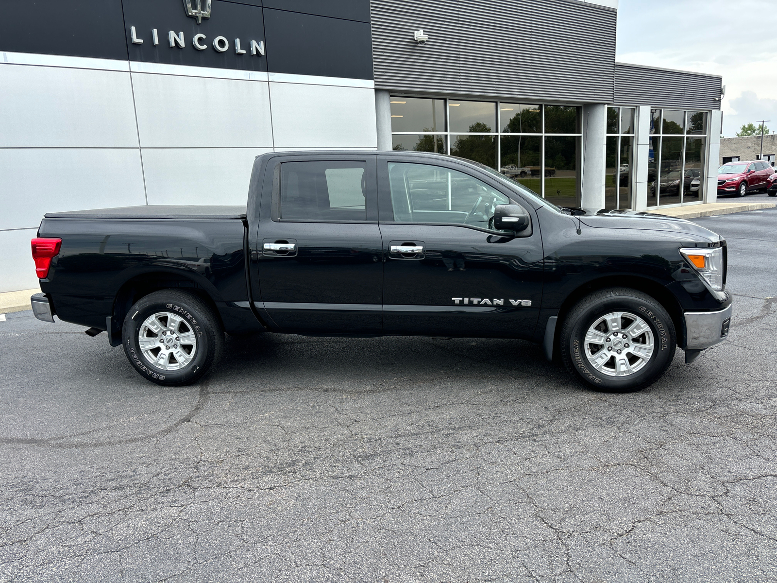 2019 Nissan Titan SV 8