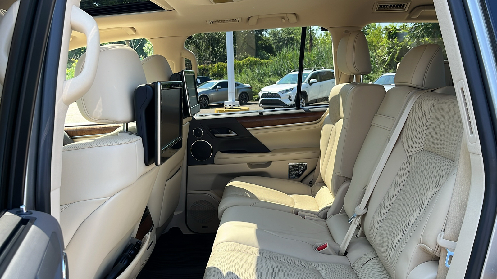 2021 Lexus LX 570 Three-Row 24