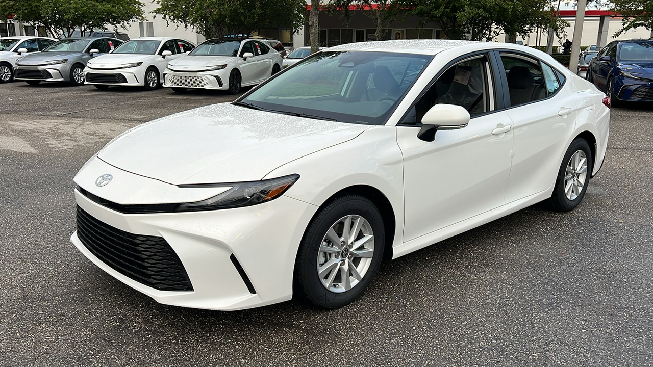 2025 Toyota Camry LE 3