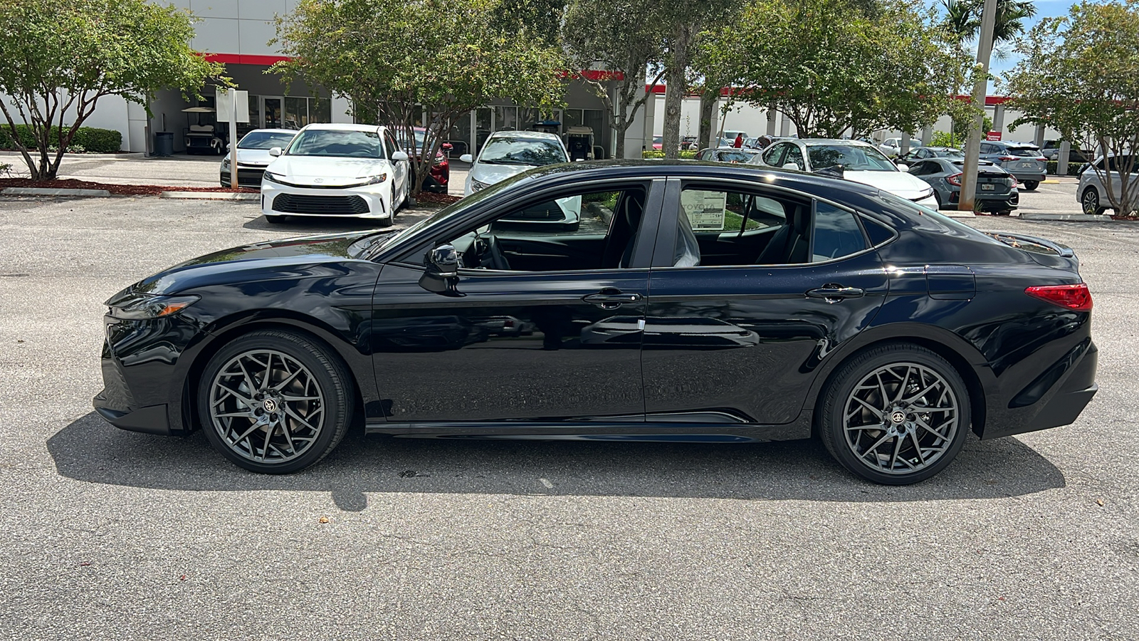 2025 Toyota Camry SE 4