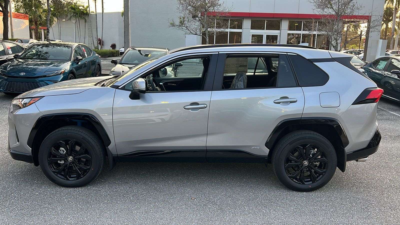 2024 Toyota RAV4 Hybrid SE 4