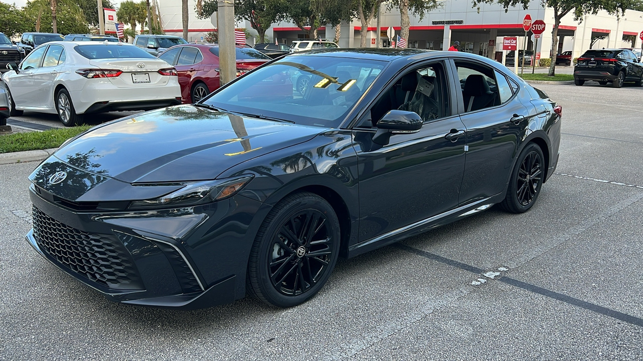 2025 Toyota Camry SE 3