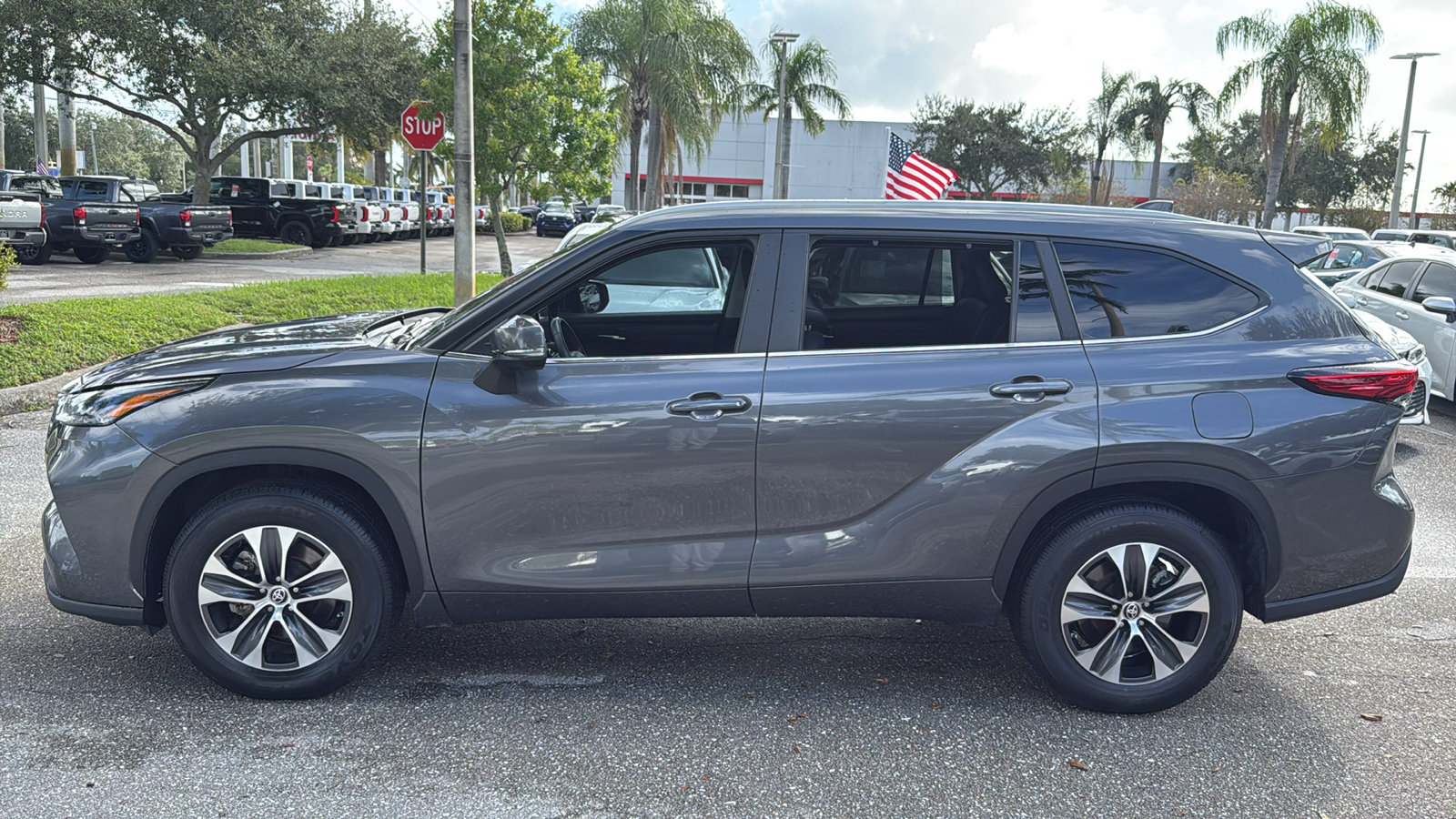 2023 Toyota Highlander Hybrid XLE 4