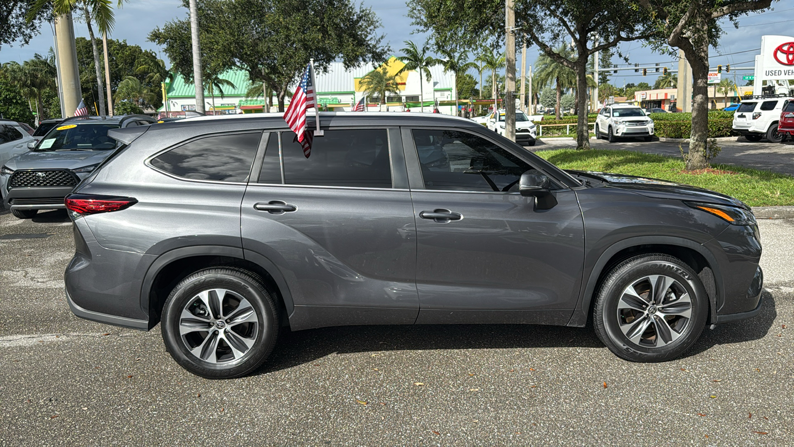 2023 Toyota Highlander Hybrid XLE 12