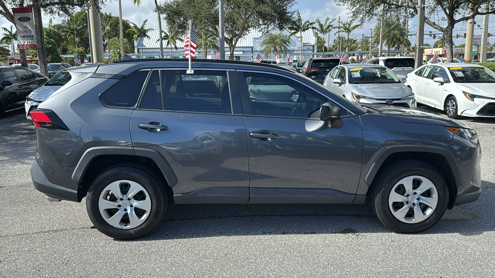 2020 Toyota RAV4 LE 11