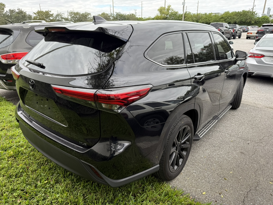 2022 Toyota Highlander XLE 8