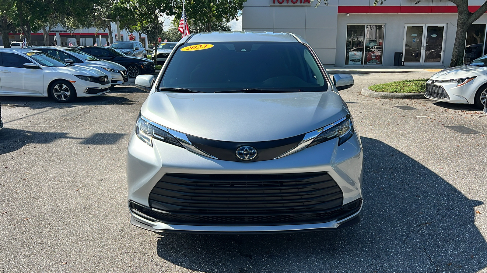 2023 Toyota Sienna LE 2