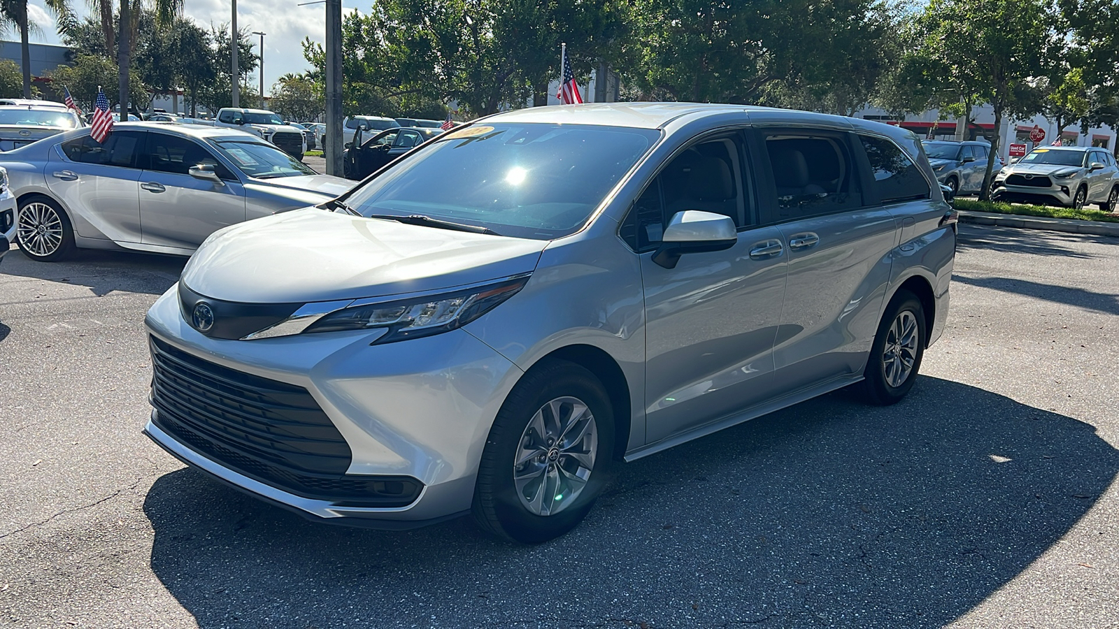 2023 Toyota Sienna LE 3