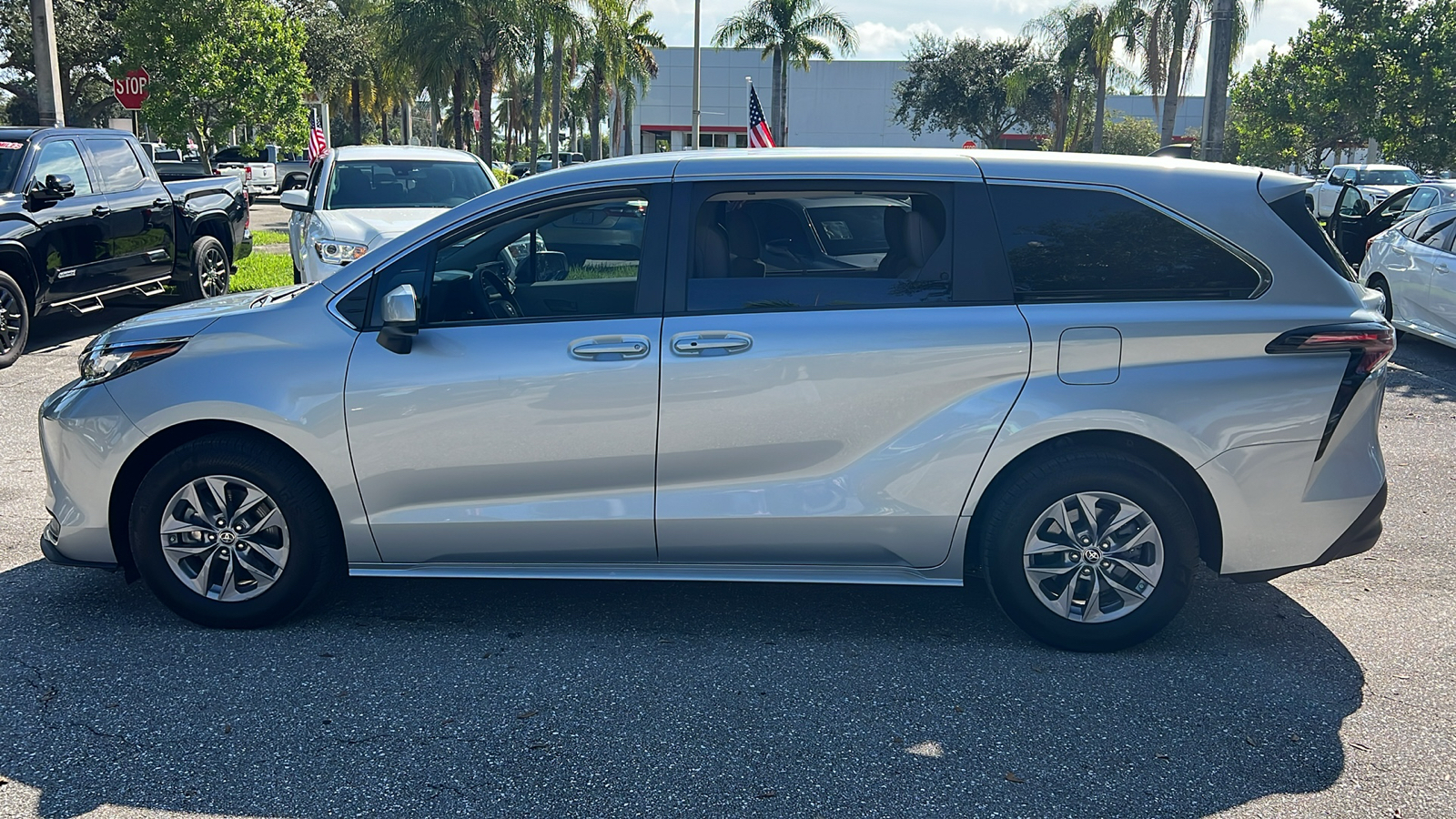 2023 Toyota Sienna LE 4