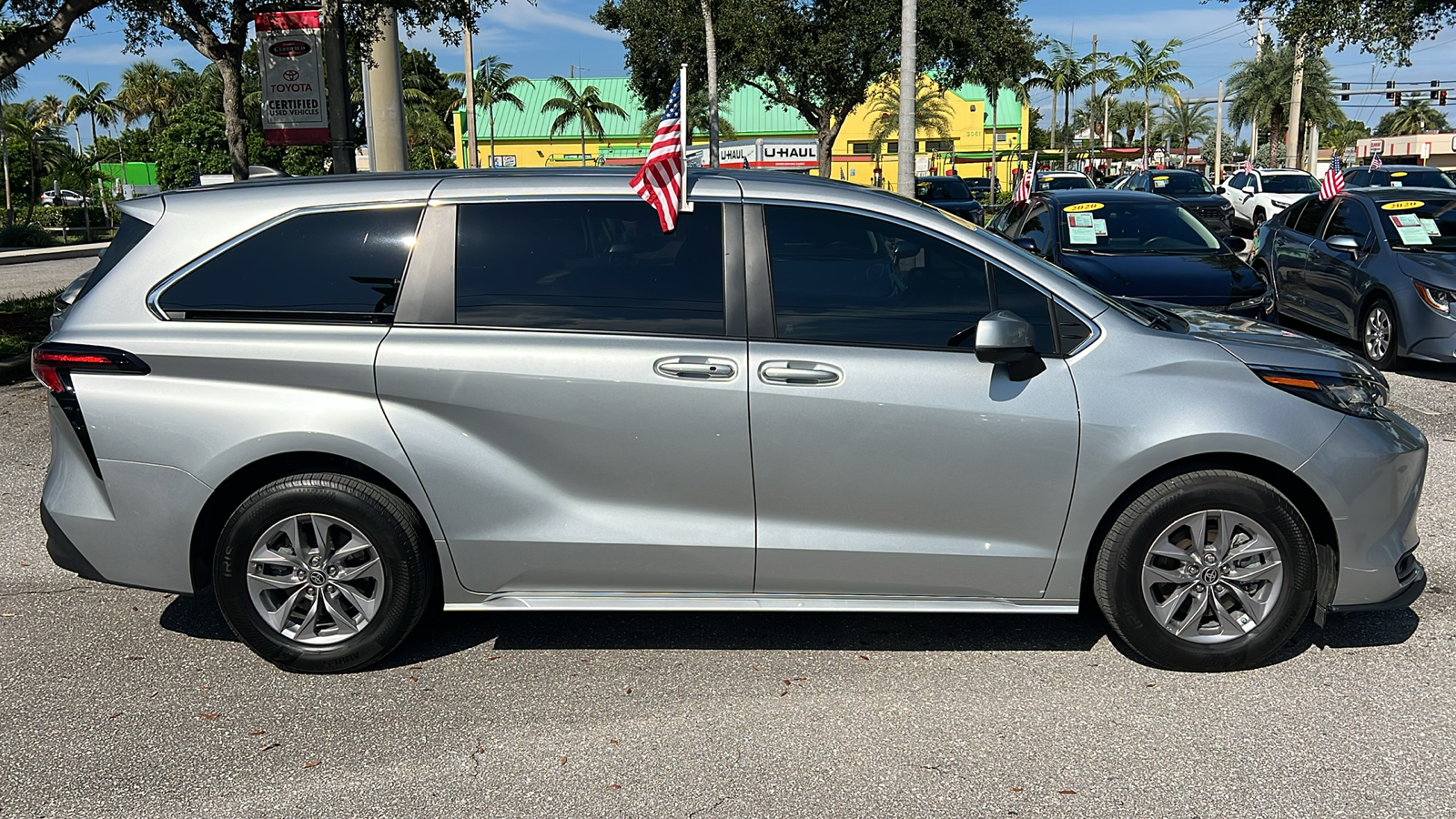 2023 Toyota Sienna LE 10