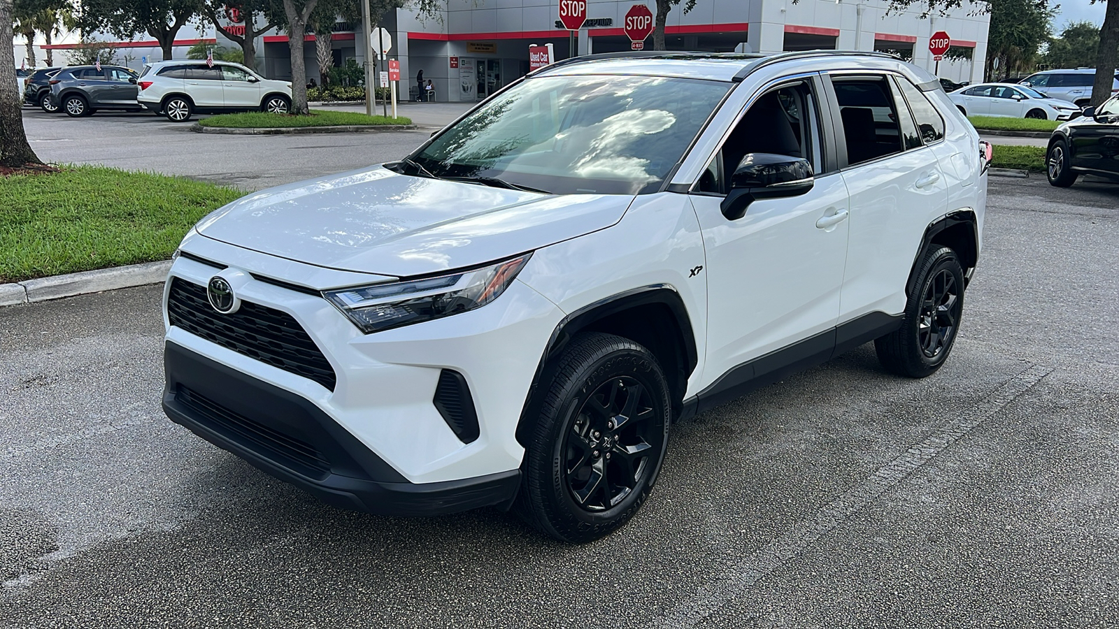 2022 Toyota RAV4 XLE 3