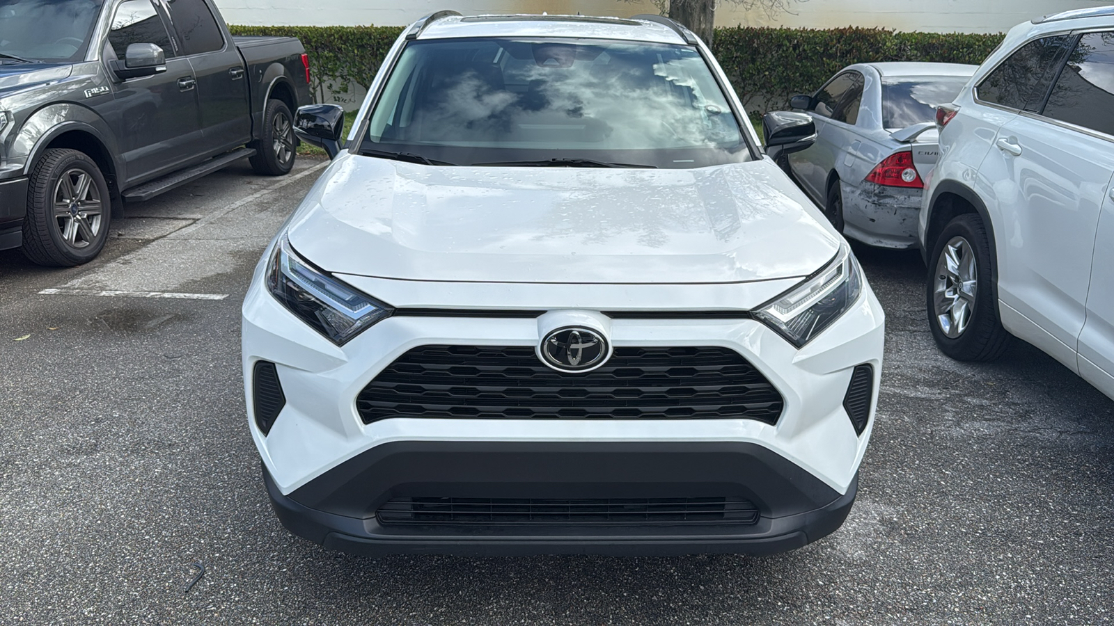 2022 Toyota RAV4 XLE 2