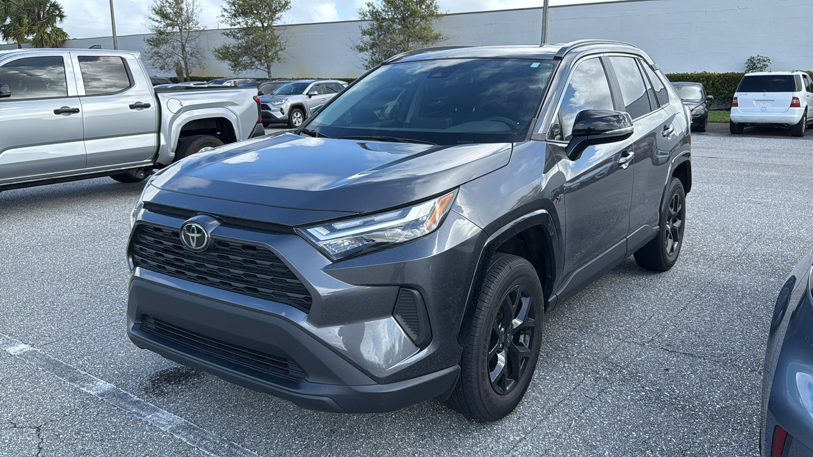 2023 Toyota RAV4 XLE 3