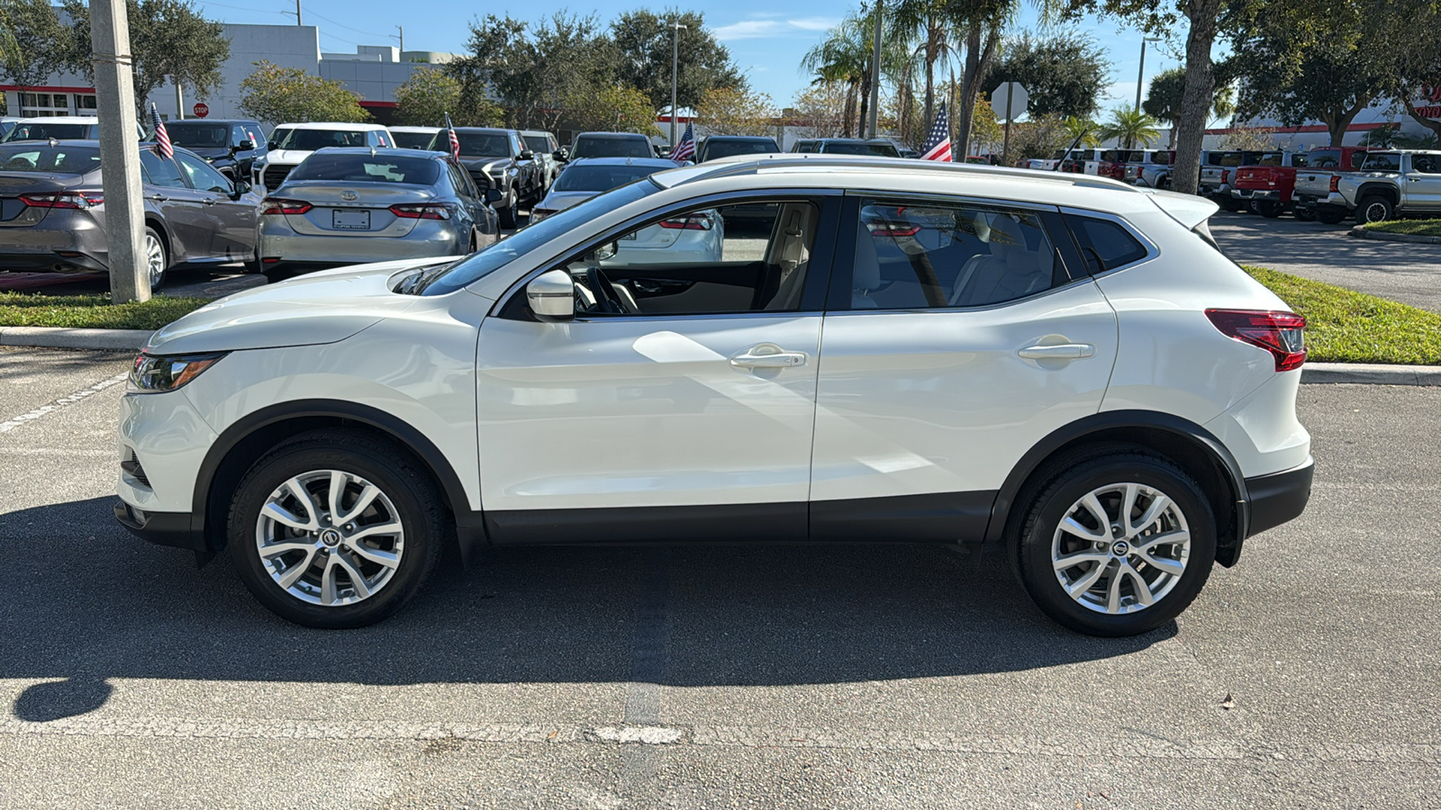 2021 Nissan Rogue Sport SV 14