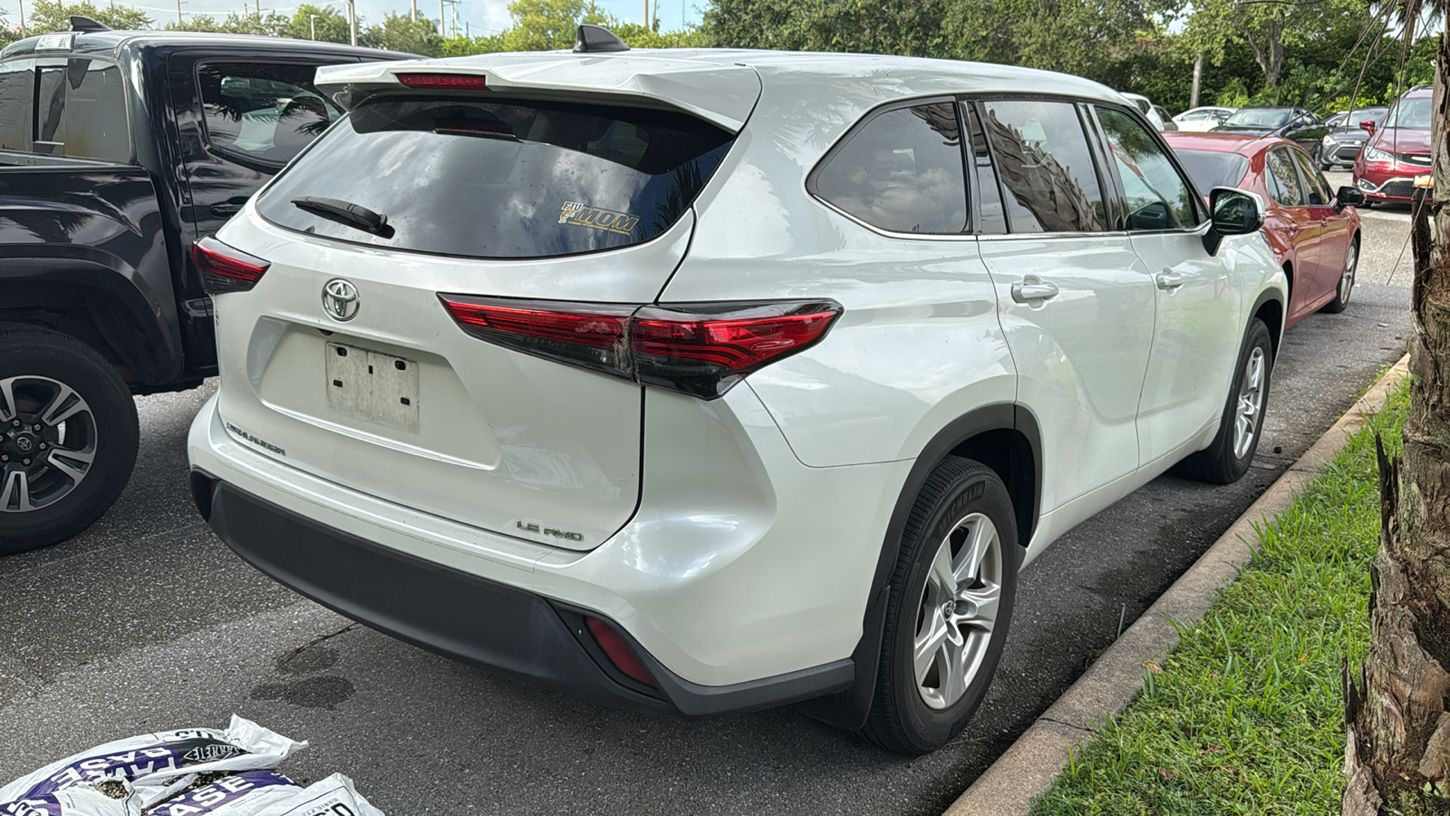 2022 Toyota Highlander LE 7