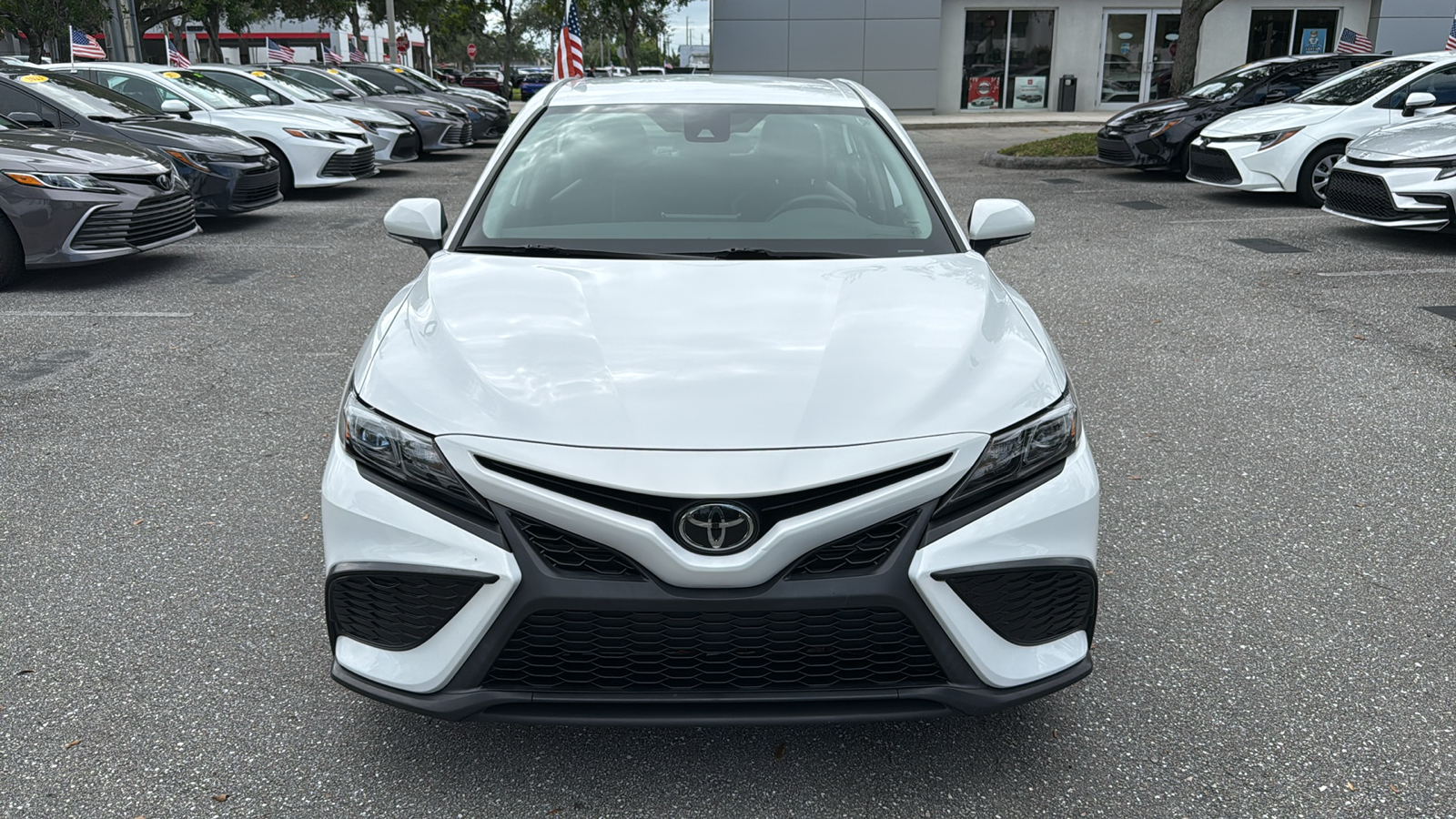 2022 Toyota Camry SE 2