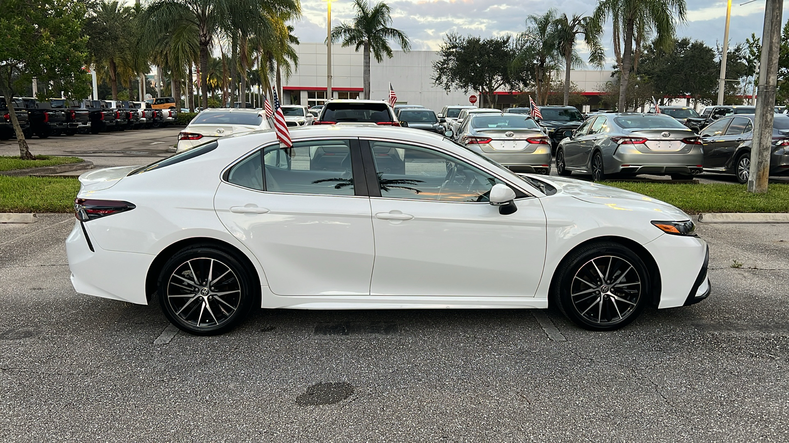 2023 Toyota Camry SE 10