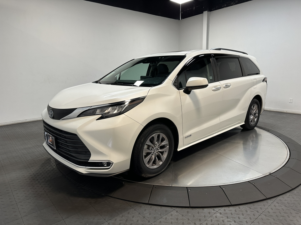 2021 Toyota Sienna XLE 1