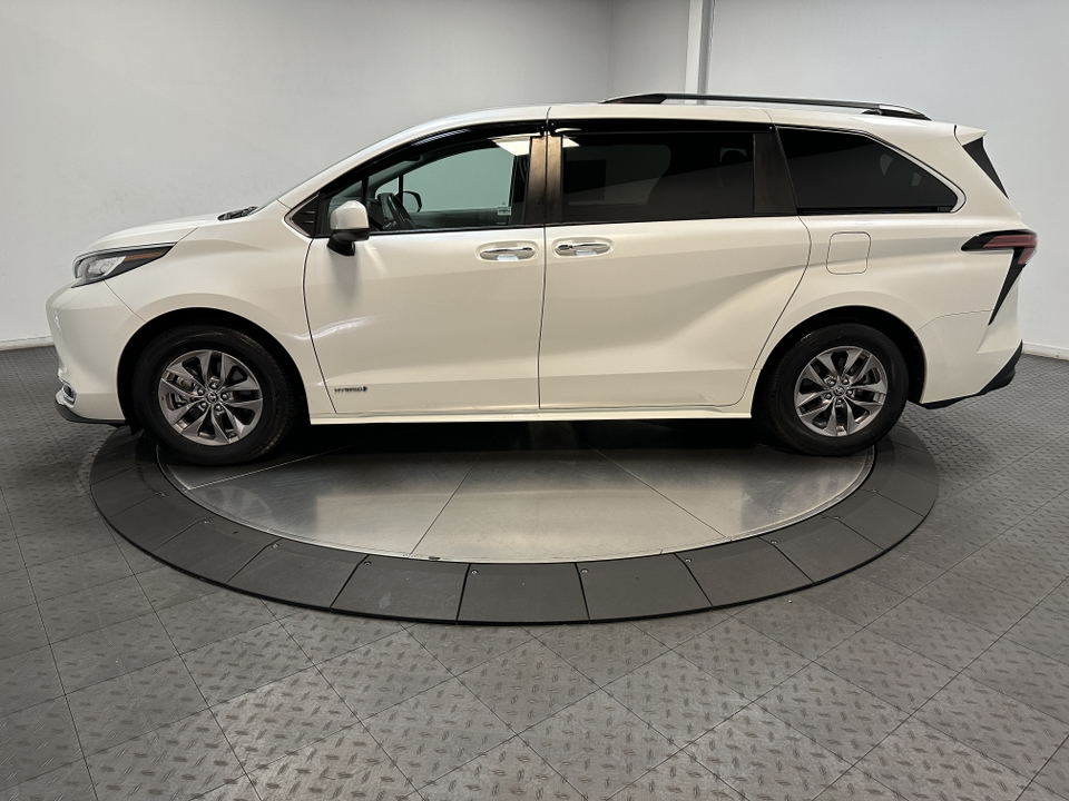 2021 Toyota Sienna XLE 8