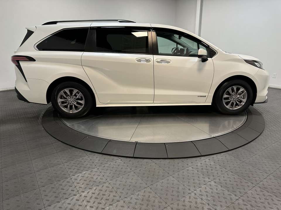 2021 Toyota Sienna XLE 15