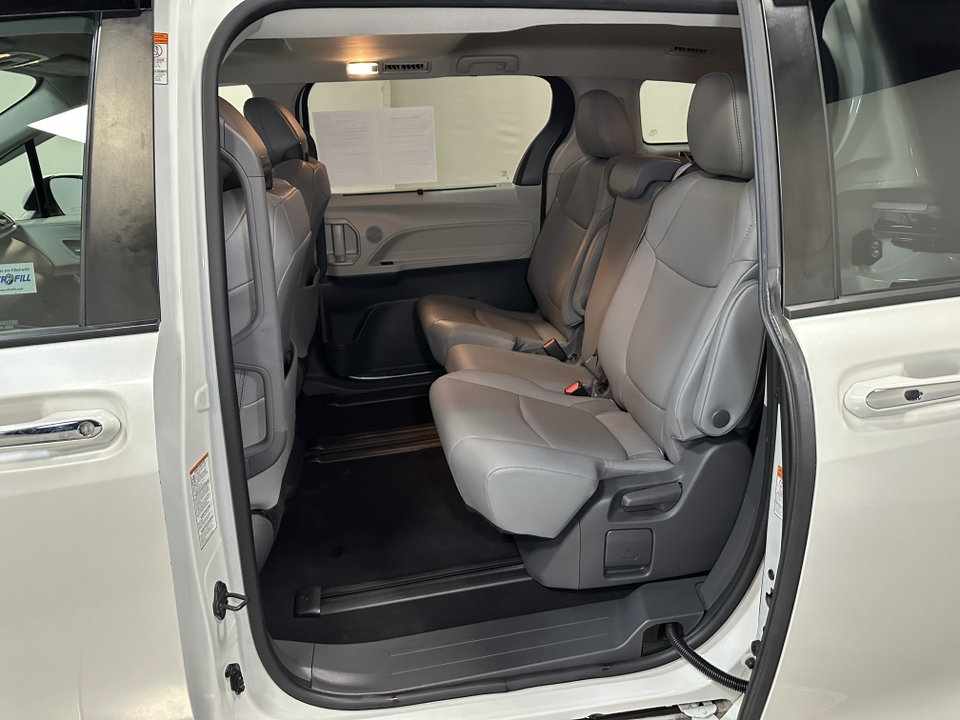 2021 Toyota Sienna XLE 30