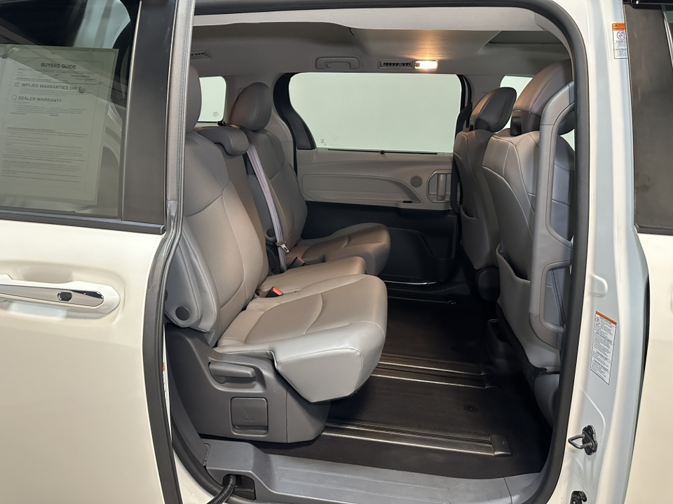 2021 Toyota Sienna XLE 33