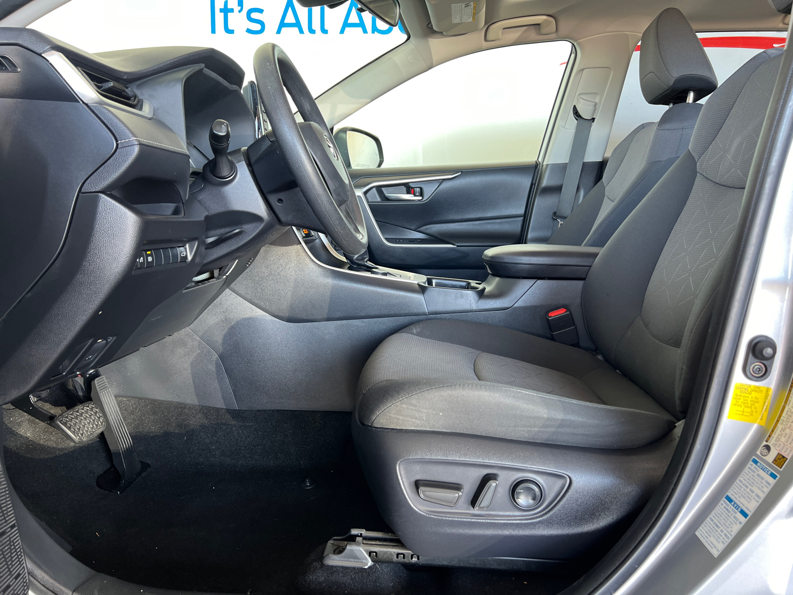 2019 Toyota RAV4 Hybrid XLE 17