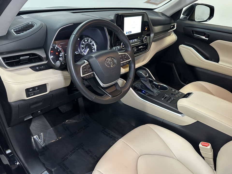 2023 Toyota Highlander XLE 24