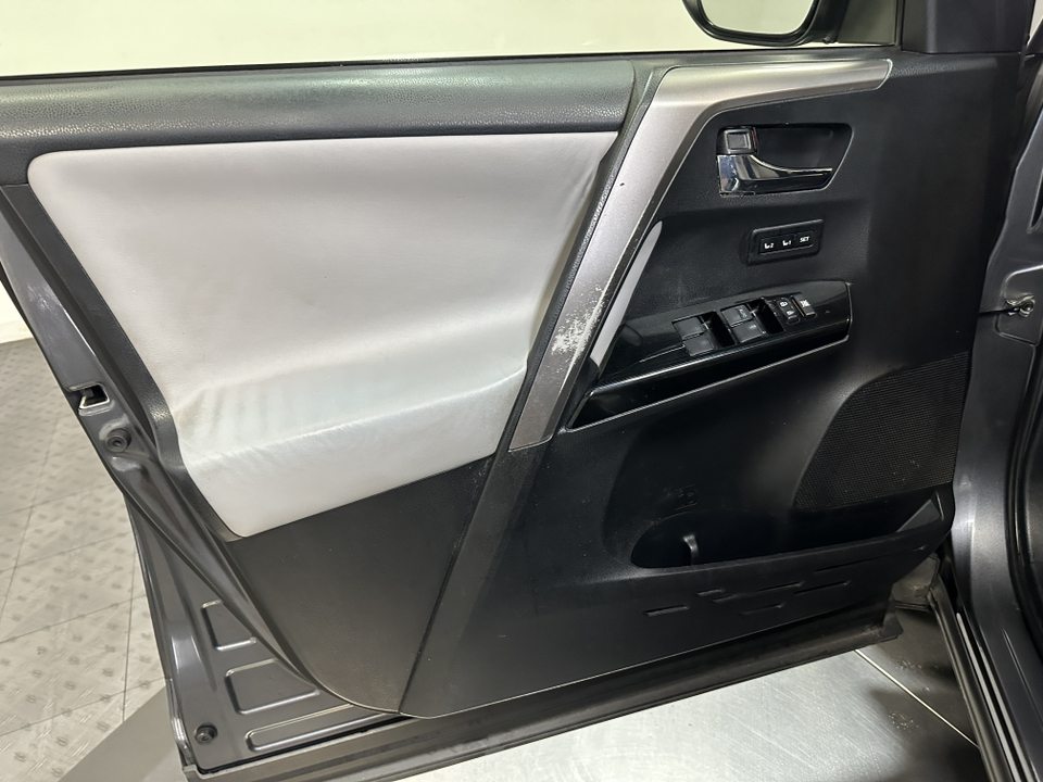 2017 Toyota RAV4 Hybrid Limited 14